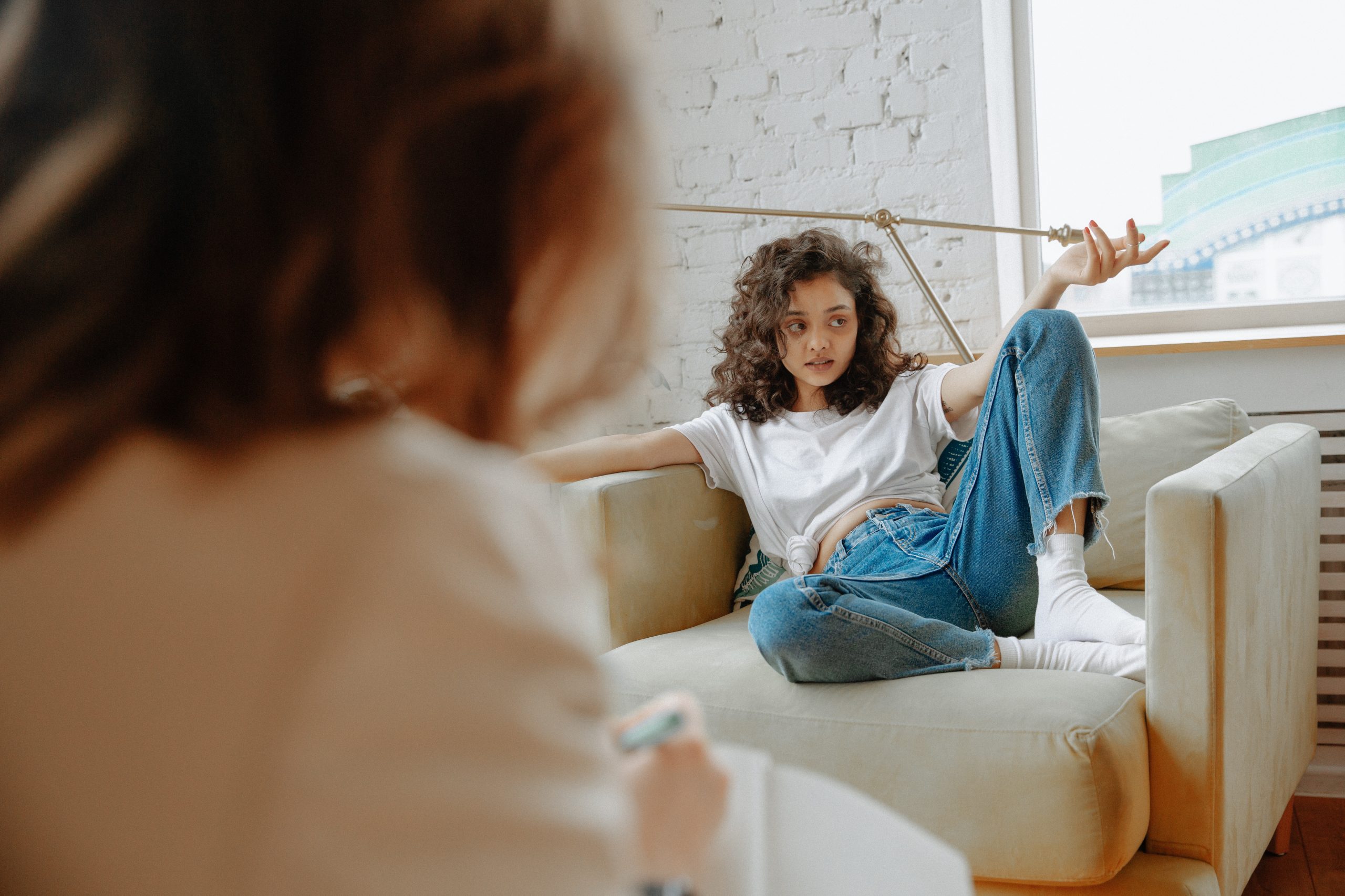 Adolescentă în timpul unei ședințe de psihoterapie pentru copii și adolescenți