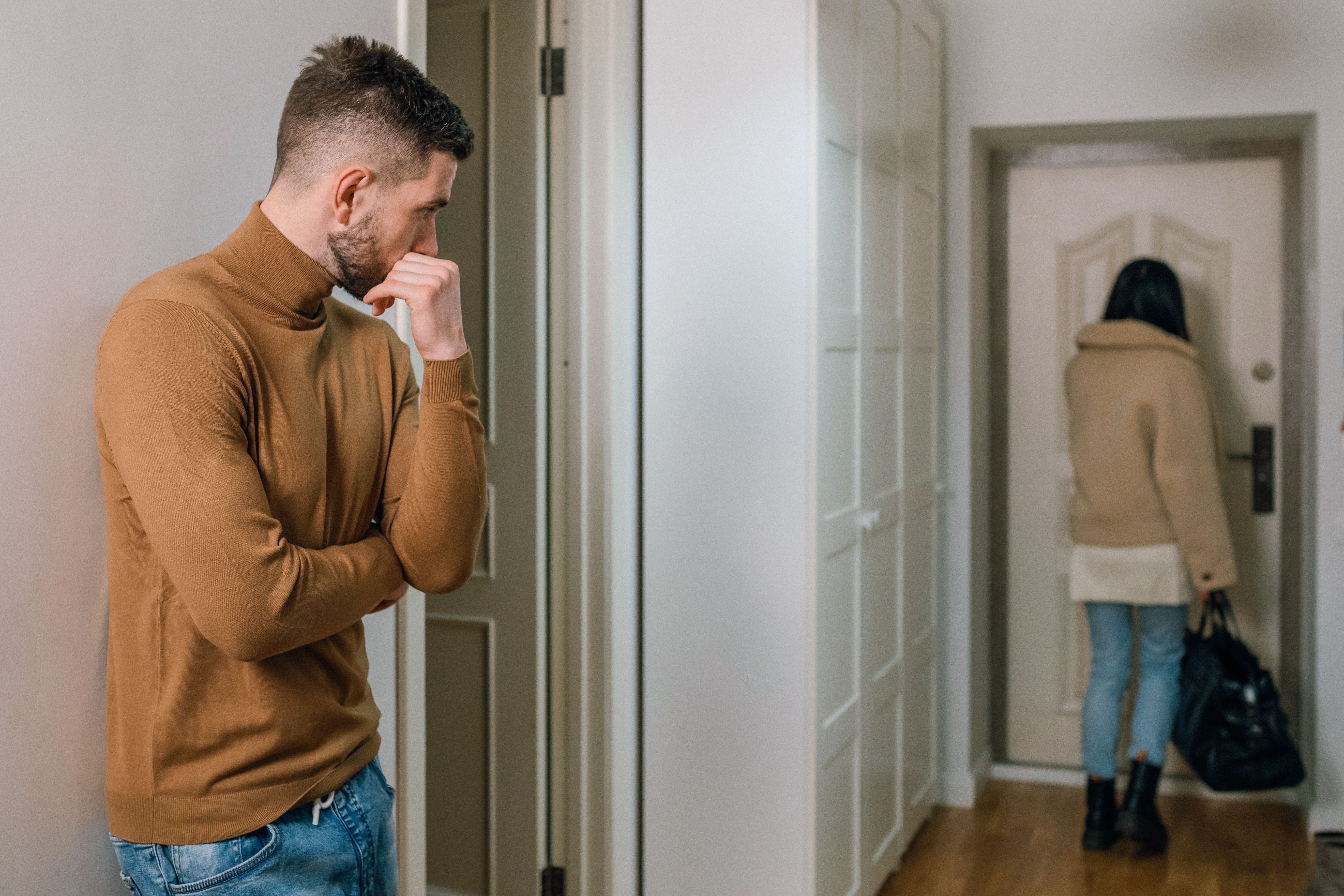 Când ajungeți să fiți colegi de apartament, nu parteneri Cuplu distanțat emoțional, ajuns să trăiască mai mult ca niște colegi de apartament decât ca parteneri